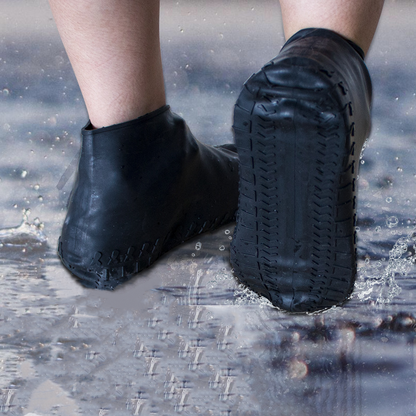 Pessoa usando capa impermeável preta para sapatos andando em poça de água molhada