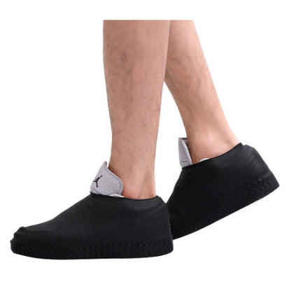 Pés masculinos com sapatilhas pretas esportivas e línguas cinzas com logo Jordan