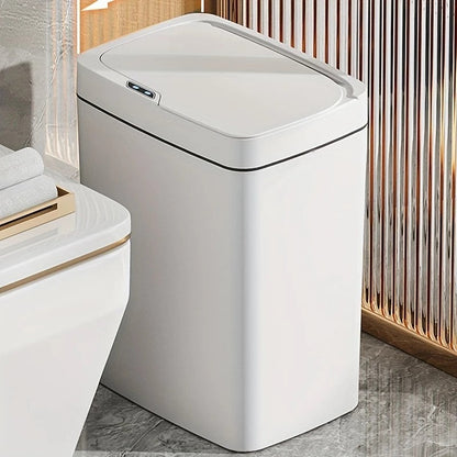 Lixeira branca quadrada com tampa automática em banheiro moderno com decoração de madeira