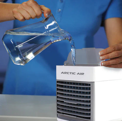 Pessoa enchendo umidificador Arctic Air com jarra de água transparente