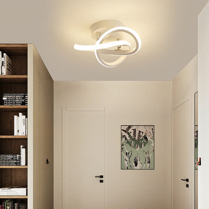 Luminária de teto moderna com design em loop em corredor com portas brancas e estante de livros