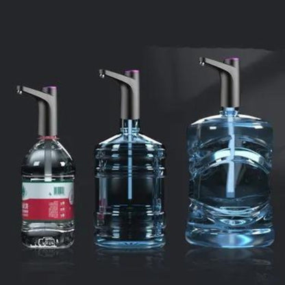 Bomba de água moderna em três tamanhos diferentes de garrafas plásticas transparentes