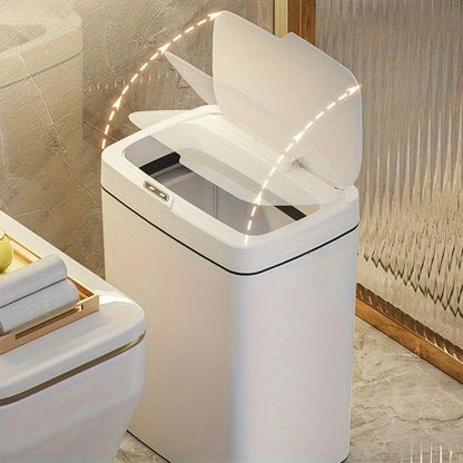 Lixeira automática branca com tampa aberta por sensor em banheiro moderno com piso em mármore