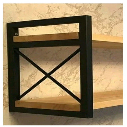 Prateleira de madeira com suporte de metal preto em formato X fixada em parede texturizada clara