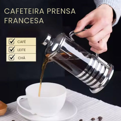 Cafeteira prensa francesa de vidro inox despejando café em xícara branca com fundo preto