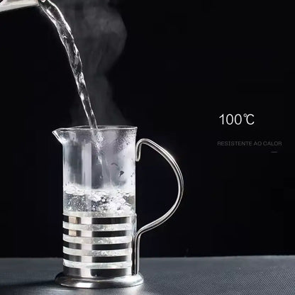 Bule de vidro com resistência ao calor, água sendo fervida a 100°C, fundo preto