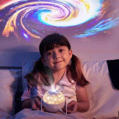 Menina sorrindo na cama com projetor de estrelas e galáxia colorida no teto
