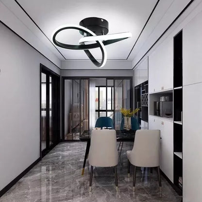 Sala de jantar moderna com mesa de mármore preta, cadeiras bege e luminária circular minimalista