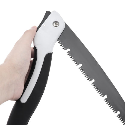 Mão segurando serrote dobrável com cabo preto e branco e lâmina de dentes afiados