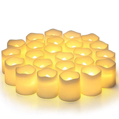Conjunto de velas LED amarelas decorativas acesas sobre fundo branco