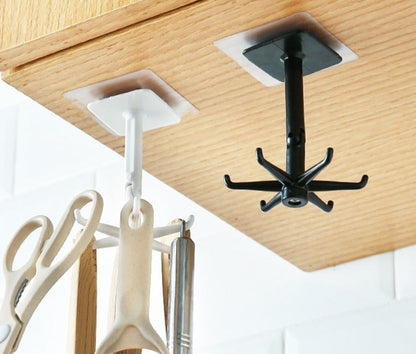 Suportes giratórios de plástico preto e branco para pendurar utensílios de cozinha sob armário de madeira