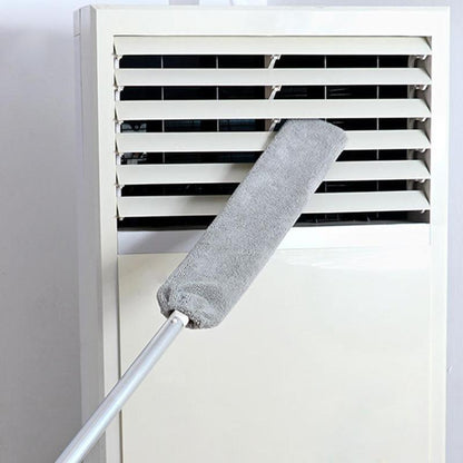 Pano microfibra cinza com cabo branco limpando grade de ventilação branca