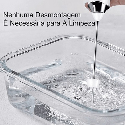 Misturador elétrico sendo limpo em recipiente de vidro com água, texto sobre limpeza sem desmontagem