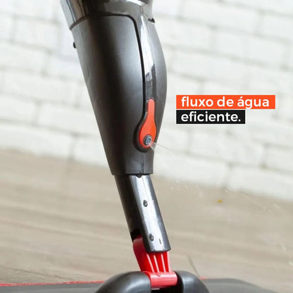 Detalhe do corpo de um mop preto e vermelho com fluxo de água eficiente, em piso e parede branca