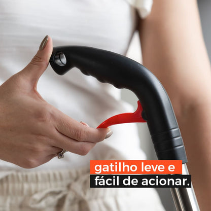 Mão segurando cabo preto com gatilho vermelho fácil de acionar de equipamento de limpeza