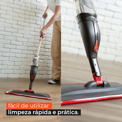 Pessoa usando mop spray com cabo prateado e detalhes vermelhos para limpeza de piso de madeira