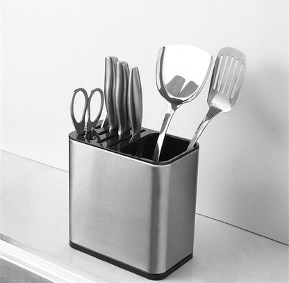 Suporte metálico com facas, tesoura e utensílios de cozinha em bancada branca