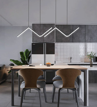 Cozinha moderna com iluminação linear, mesa de madeira, cadeiras marrons e plantas decorativas