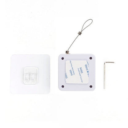 Acessório plástico branco com botão, suporte adesivo e chave allen para fixação, fundo branco