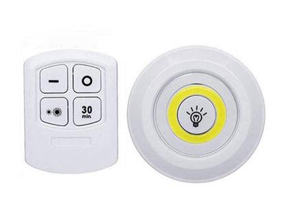 Controle remoto branco com botões e luz LED circular branca com símbolo de lâmpada