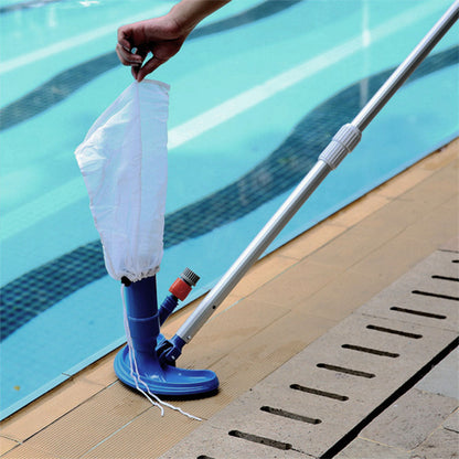 Limpeza de piscina com rede captadora azul e cabo metálico perto da borda da piscina