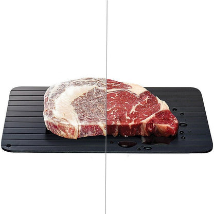 Bife de costela dividido mostrando metade congelada e metade descongelada em tábua preta