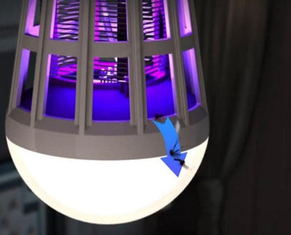 Inseto atraído por luz ultravioleta em luminária branca com proteção cinza mostrando fluxo para captura