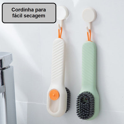 Escovas de silicone penduradas no banheiro com cordinha laranja para fácil secagem