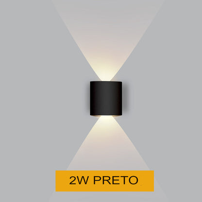Luminária de parede preta 2W com luz superior e inferior em parede cinza