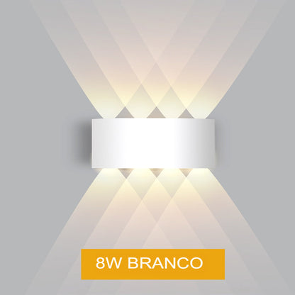 Luz de parede LED branca 8W com feixes luminosos cruzados em fundo cinza