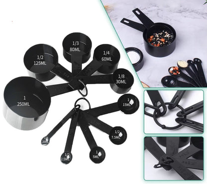 Conjunto de medidores e colheres pretas para cozinha com medidas em ml, organizados em argolas