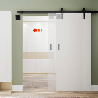 Porta de correr branca com trilho preto em parede verde, piso de madeira, e seta vermelha apontando para a esquerda