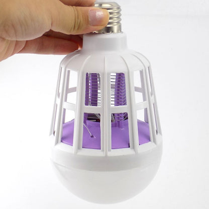 Mosquito elétrico armadilha de insetos com luz UV roxa e estrutura branca sendo segurado