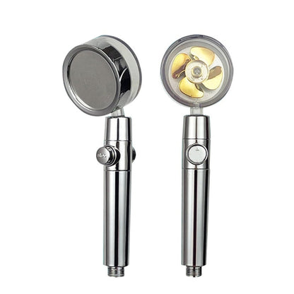 Ducha com filtro e hélice interna dourada em acabamento cromado para banheiro moderno