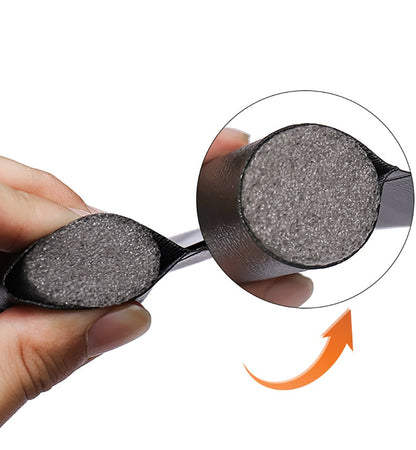 Mão segurando vedação de espuma preta cortada, detalhando textura interna esponjosa