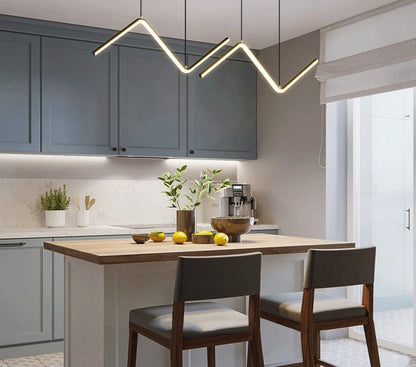 Cozinha moderna com bancada de madeira, cadeiras estofadas, armários cinza e iluminação LED discreta