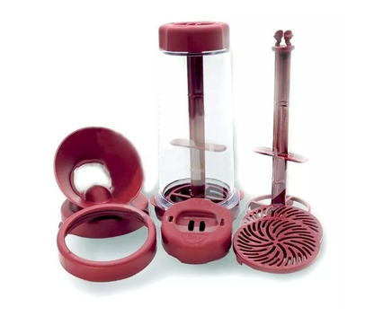 Conjunto de peças desmontadas de espremedor manual vermelho com recipiente transparente