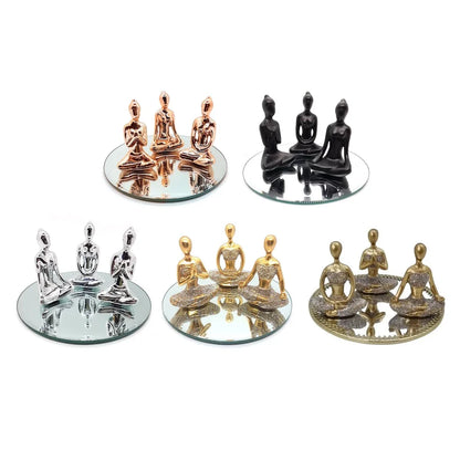 Sets de três esculturas decorativas de meditação em diferentes cores metálicas sobre bases espelhadas