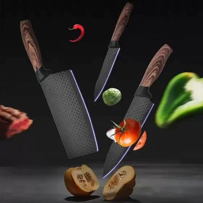 Conjunto de facas com cabos de madeira e lâminas pretas texturizadas com vegetais e pimenta ao redor