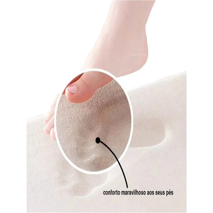 Pé tocando espuma viscoelástica macia, demonstrando conforto para os pés