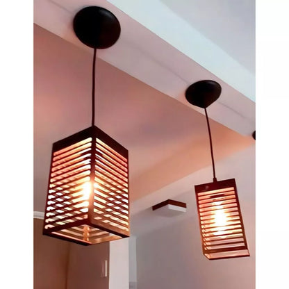 Luminárias pendentes modernas com design de ripas de madeira iluminadas em ambiente interno