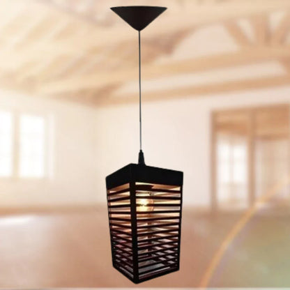 Luminária pendente moderna preta com design em grades em ambiente interno com teto de madeira