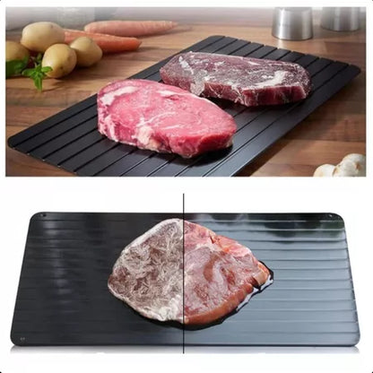 duas peças de carne crua sobre um tapete de silicone preto para descongelar alimentos na cozinha