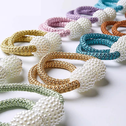 Pulseiras de corda trançada colorida com fecho de pérolas em fundo branco