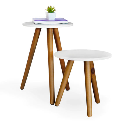Conjunto de duas mesas laterais com tampo branco e pernas de madeira, uma com caderno e suculenta