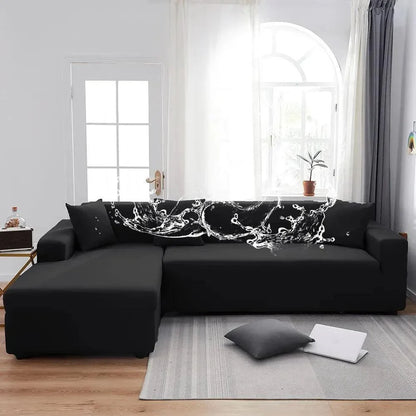 Sofá preto com capa impermeável antiderrapante em sala iluminada com janela e almofada cinza