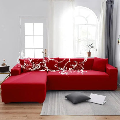 Sofá vermelho impermeável com capa antiderrapante em sala clara com janela e almofada cinza no tapete