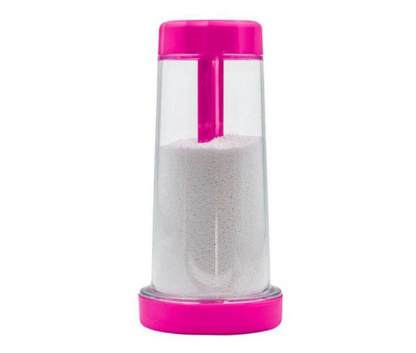 Açucareiro plástico transparente com tampa e base rosa contendo açúcar branco