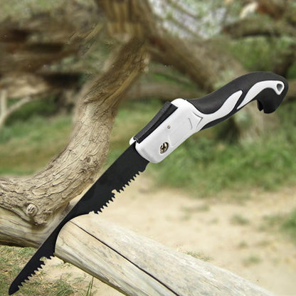 Serrote preto com cabo ergonômico preto e branco cortando madeira ao ar livre