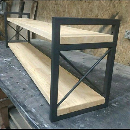 Estante moderna com estrutura metálica preta e prateleiras de madeira clara em ambiente industrial